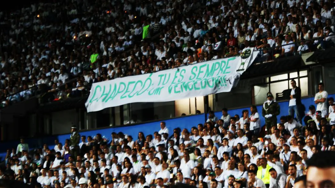 Povo colombiano lota estádio e comunica ao mundo que nossos corações pulsam em sintonia, indiferente as regiões limítrofes e terrenas de nação para nação. Foto: Marcos Vinícius Sokabe Ribeiro)