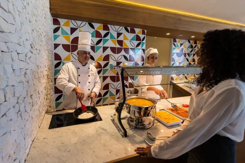 Uma estação de cozinha ao vivo aprimora ainda mais a experiência de jantar dos convidados. (Foto: divulgação)