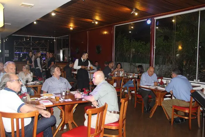 Clientes, fornecedores e amigos participaram o happy hour