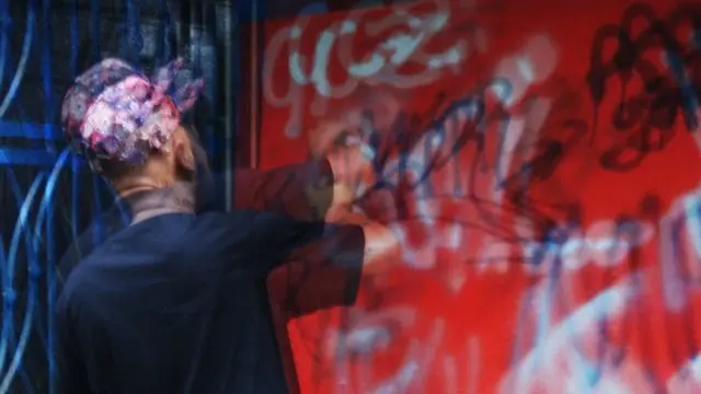 Kabala grafando "Amor" nas paredes da casa Casa Kolacho