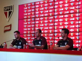 Rogério Ceni, novo técnico do São Paulo, concede entrevista momentos antes de embarcar para os Estados Unidos, em voo da Copa Airlines. (Foto: divulgação)