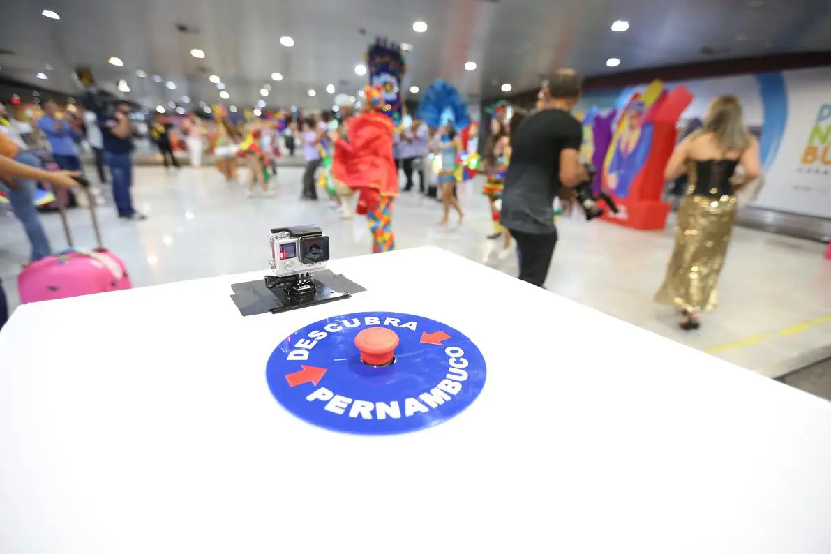 Ao acionarem o botão, bailarinos e promotores saem de dentro de totens (Fotos: Hesíodo Góes / Seturel-PE)