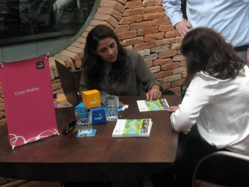 Patricia Perez, representante do Cruce Andino, apresenta os produtos oferecidos pelo hotel (Foto: DT)