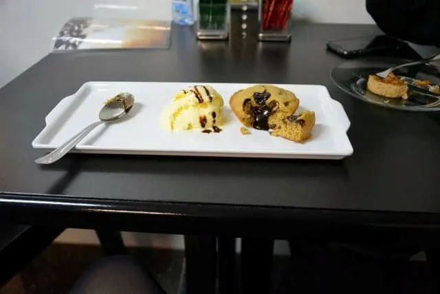 O bolo de chocolate e o cookie têm a opção de serem servidos quentes e acompanhados com uma bola de sorvete (Foto: Divulgação)