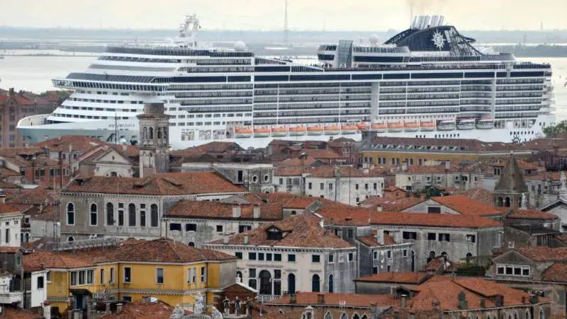 O cruzeiro 'MSC Preziosa' em um dos canais de Veneza. ANDREA MEROLA (EFE)