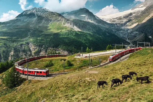 O Bernina Express circula pela rota Albula-Bernina, cuja paisagem é listada como Patrimônio da Humanidade pela Unesco (Foto: Divulgação)