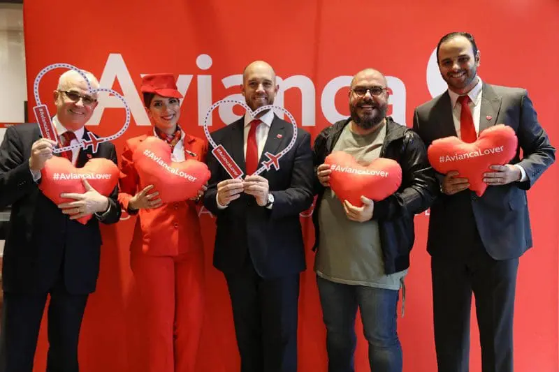 O presidente da Avianca Frederico Pedrosa acompanhado do VP, Tarcisio Gargioni (à esquerda) comissários de bordo e o passageiro Carlos Almeida, um "Avianca Lovers"