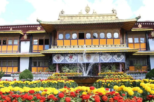 O Norbulingka,, literalmente "O Parque com Jóias", é um palácio localizado no Tibete