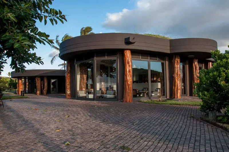 A concepção arquitetônica do hotel homenageia os antepassados da aldeia de Orongo