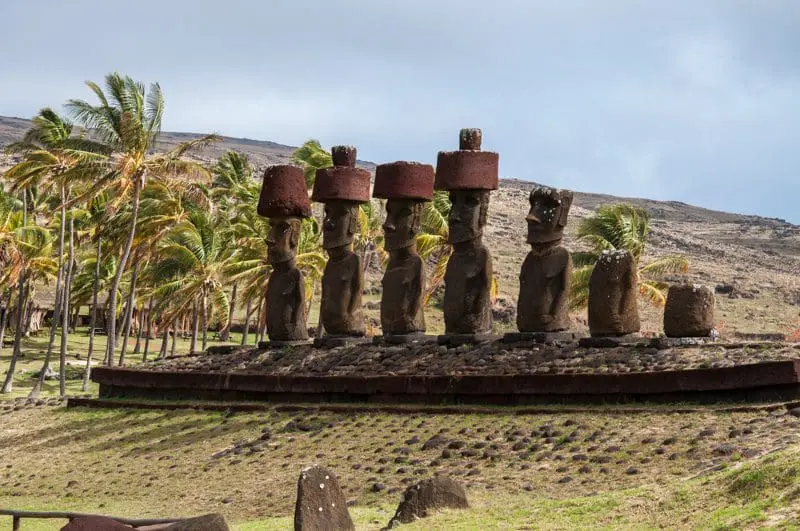 A praia possui os moais Ature Huki e Nau Nau, restaurados em 1954