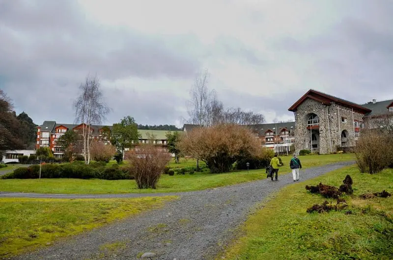 O hotel é rodeado de bosques, rios e lagos do Parque Nacional Puyehue, um santuário da natureza patagônica