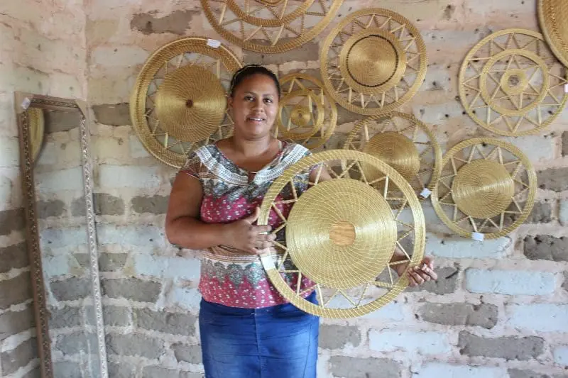 Dejane Matos, da Comunicade Mumbuca, aprendeu o artesanato de capim dourado com sua mãe_2