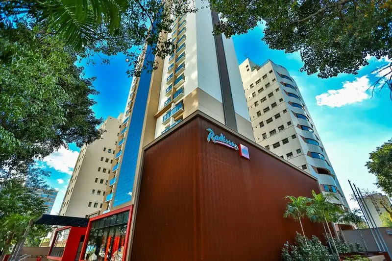 O hotel fica no bairro de Cambuí, região nobre da cidade, onde encontram-se as melhores opções de bares, restaurantes, casas de shows e clubes