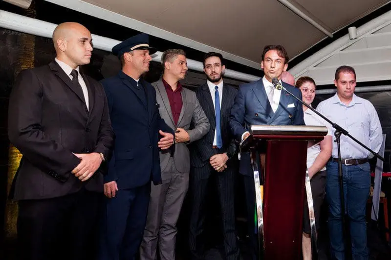 Patrick chamou a turma que faz o hotel funcionar: (Foto: Renato Eck Zorn)