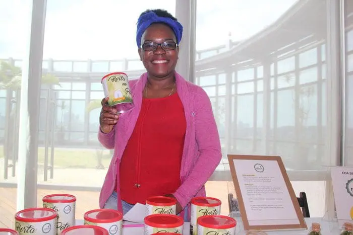 Genevieve Cherubin, a simpática haitiana radicada no Brasil representa a ONG