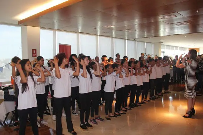 O coral de crianças e adolescentes da Unives abriu o Solidarity Week 2017