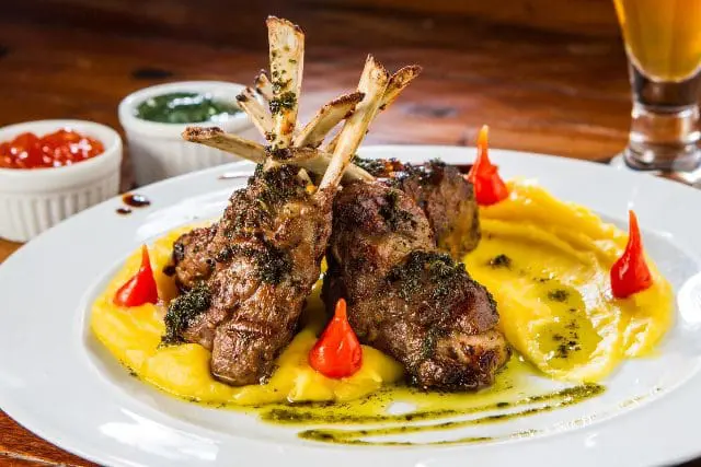 Carré de cordeiro ao pesto e cerveja - Restaurante Caras de Malte (Crédito: Kadu Schiavo/divulgação)