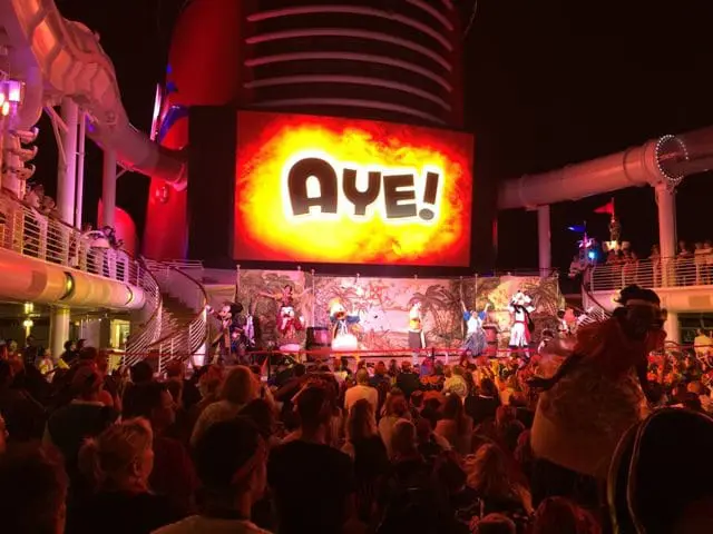 A festa dos piratas é uma das que mais animadas com boa participação dos passageiros fantasiados (Crédito LB - DT)