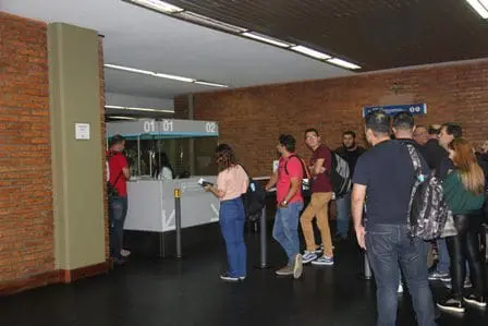 Serviço de imigração: apenas dois agentes federais no atendimento (Crédito: Paulo Atzingen)