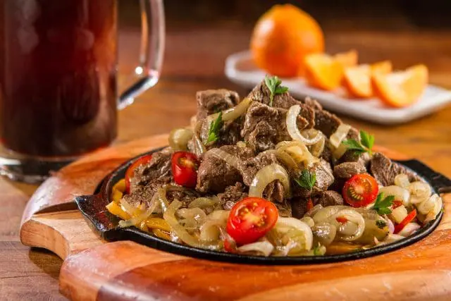 Iscas de filet mignon na cerveja Caras de Malte - Bar Vemaguet 67 (Crédito: Kadu Schiavo/divulgação)