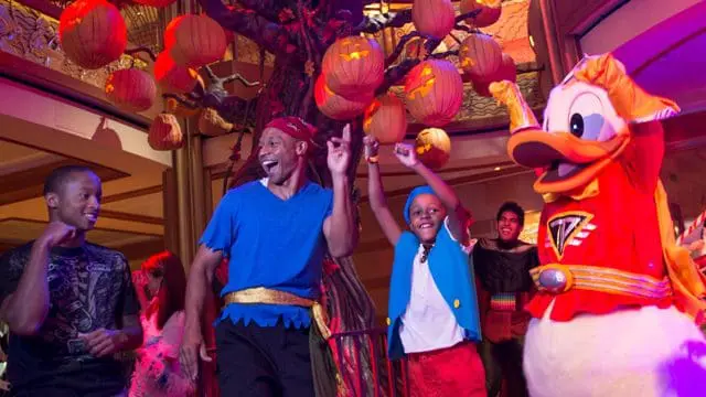 A festa de partida do navio é de grande animação. Tripulação, hóspedes e alguns personagens Disney interagem