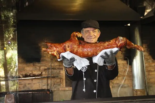 Além da Espetada Madeirense e o Bacalhau à Moda da Casa o restaurante serve também o leitão assado na brasa (Crédito: DT)