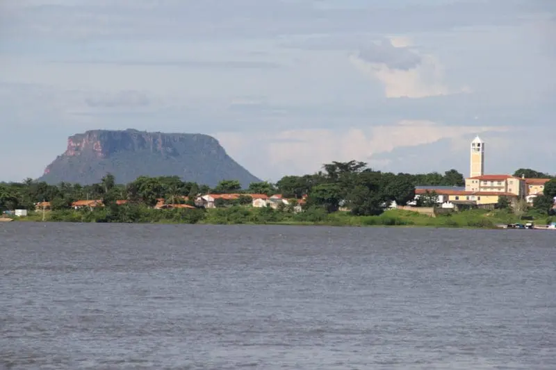 Carolina, às margens do Rio Tocantins, é uma das portas de entrada para a Chapada das Mesas
