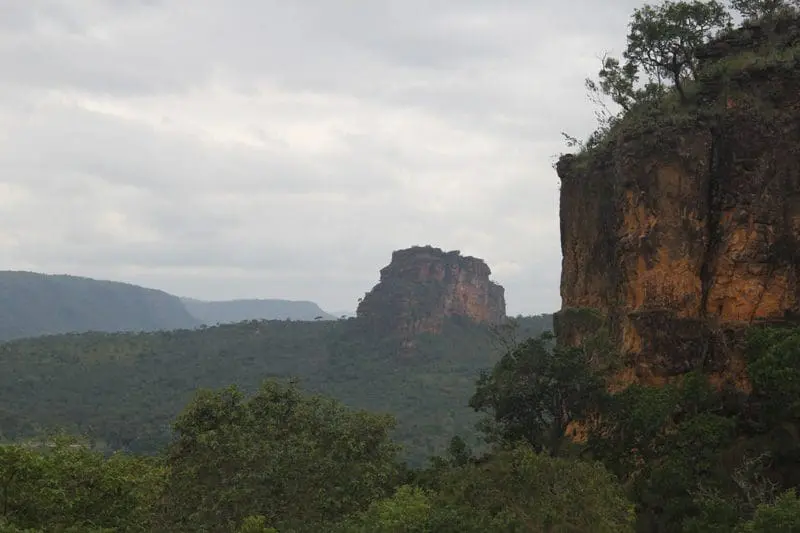 Pilares da Chapada, Morro da Maroquinha, do Jacurutu, Serra da Cangalha, Morro do Chapéu Virado, do Pico e das Sete Marias”, são alguns dos nomes das mesas e mesetas que compõem o cenário