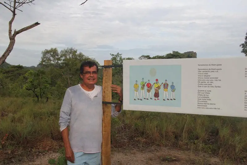 om gravuras feitas no programa paint brush e com poemas criados por Emídio, pelo paí e por poetas de Carolina, a Trilha Poética obedece aos caprichos da natureza (Crédito: Paulo Atzingen)