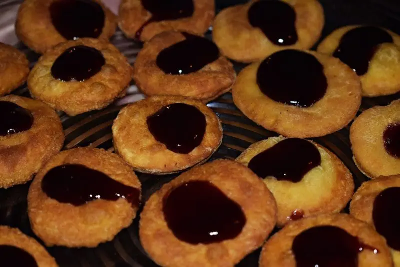 Entrada composta por Sopapillas cobertas com geléia de vinho