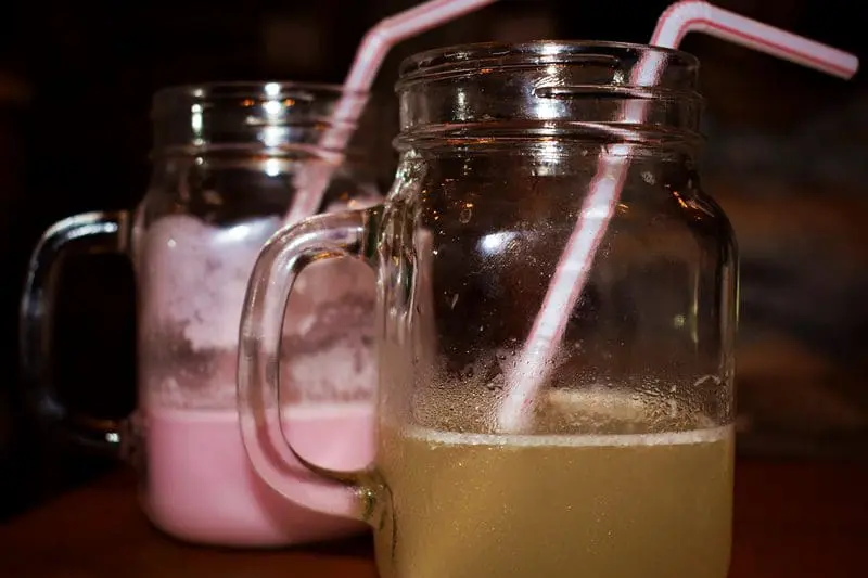 Bebidas populares no Chile, como Tornado e Pisco, também integram o cardápio