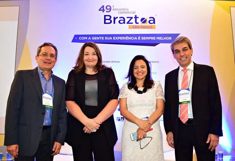 Carlos Lopes (presidente da ABAV Nacional), Magda Nassar (presidente da Braztoa), Monica Samia (CEO Braztoa) e Fernando Santos (presidente da Aviesp)
