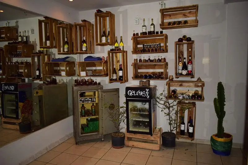 Vinhos, Chás, Licores, Geléias e doces, são algumas das especiarias Chilenas disponíveis no restaurante
