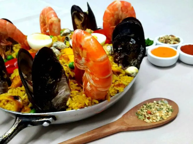 O cardápio tem poucas e boas opções, preparadas na hora, que servem até quatro pessoas, como a clássica Paella (Crédito: divulgação)