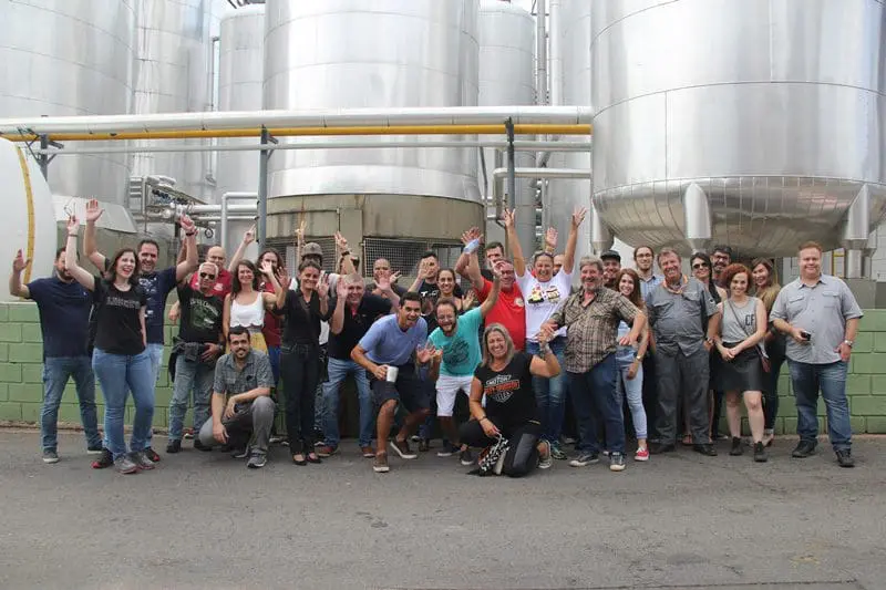 Primeiro grupo de visitantes diante de alguns dos tanques de chopp e cerveja Germânia (Crédito: Paulo Atzingen/DIÁRIO DO TURISMO)