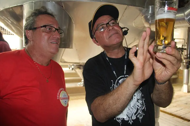 O guia Joaquim Otávio apresenta a um turista os detalhes do chopp extraído diretamente de um dos tanques