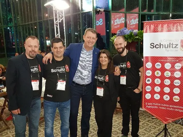 Aroldo Schultz e parte de sua diretoria no Palácio de Cristal, em Petrópolis (Crédito: Marcos Arruda)