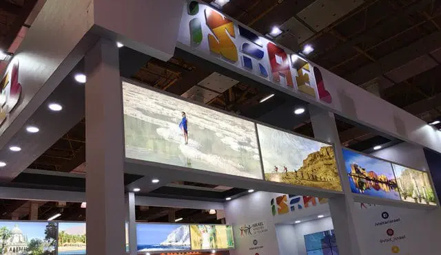 Estande de Israel na WTM Latin America, com operadores de turismo do país (Crédito: Lucas Kina/DT)