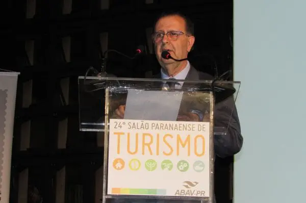 Antônio de Azevedo, presidente da Abav-PR abriu o evento (Foto: Hugo Okada)