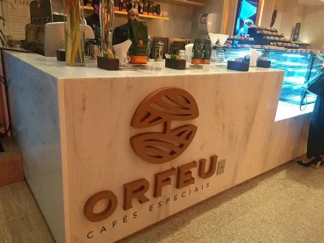 O ambiente conta com o Café Orfeu, que se destaca com corner no lobby