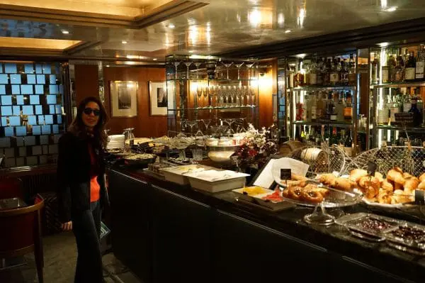 A jornalista Adriana Reis no hotel The Capital