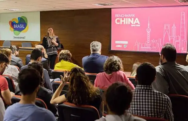 Servidores e colaboradores da Embratur assistem í apresentação do estudo sobre o mercado chinês