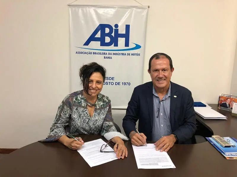 Monica Samia, CEO da Braztoa e Glicério Lemos, presidente da ABIH-BA