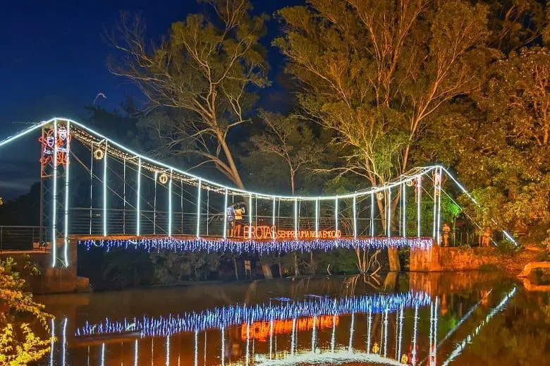 Decoração natalina ponte pênsil sobre o Rio Jacaré-Pepira - Brotas
