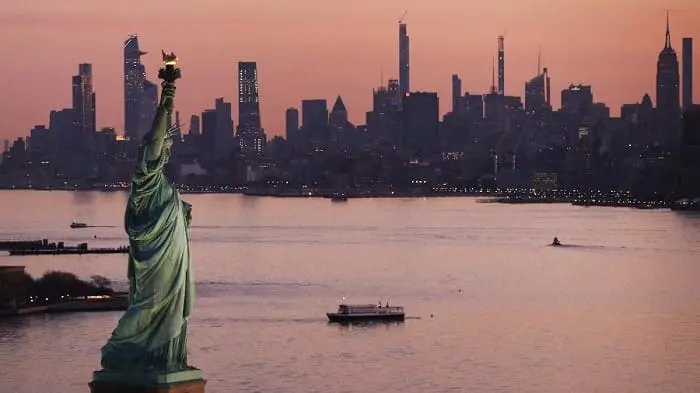 o-estado-e-a-cidade-de-nova-york-nos-estados-unidos-eua-durante-a-pandemia-do-novo-coronavirus-1586222280704_v2_900x506