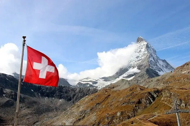 bandeira da suíça e montanhas
