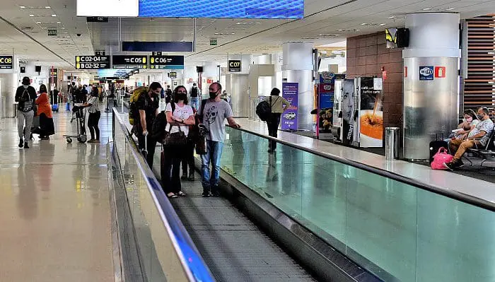 Passageiros no aeroporto de Viracopos, em Campinas, SP
