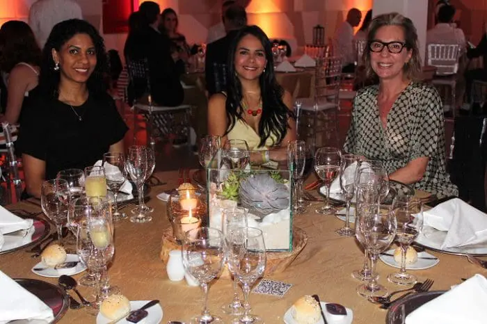 Carolina Virgolino (Uneworld Operadora), Raíza de Sousa (Iberostar), Bárbara Homequin (Operadora Journeys) no prêmio Estrellas 2022