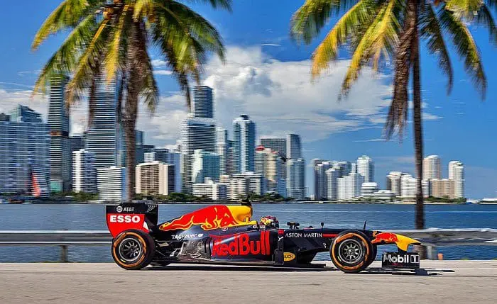 miami gp f1 redbull Carro de Fórmula Um em foto promocional que mostra o skyliine de Miami