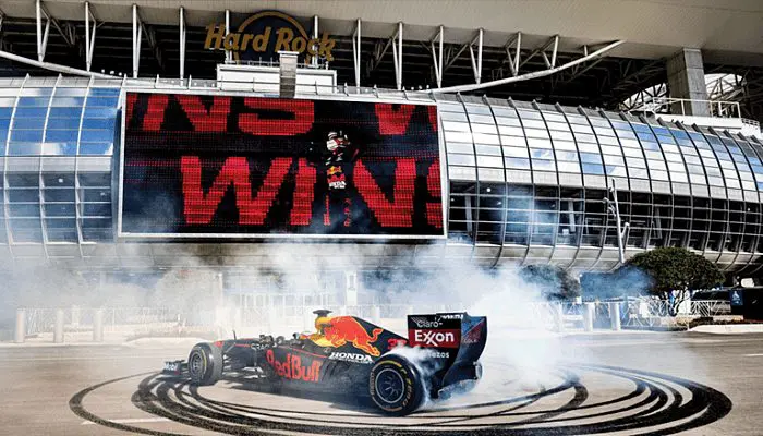 Carro de Fórmulça um em frente ao Hard Rock Stadium, em Miami